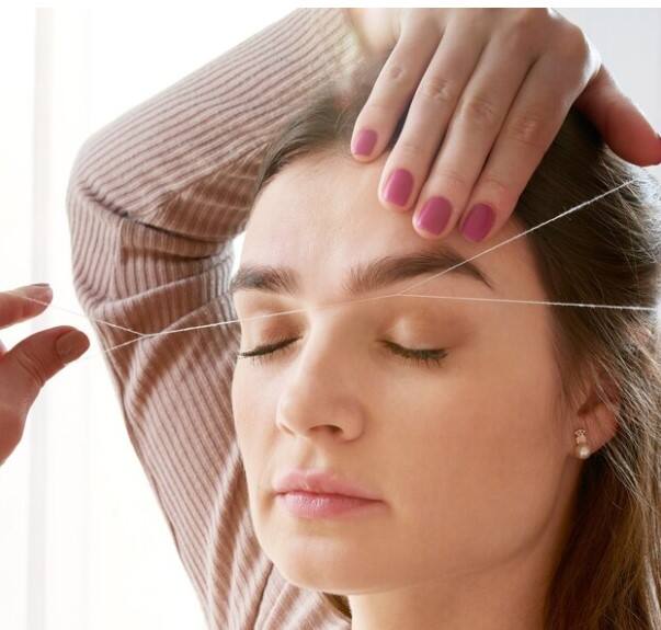 ਥ੍ਰੈਡਿੰਗ ਦੇ ਤੁਰੰਤ ਬਾਅਦ ਆਈਬ੍ਰੋ 'ਤੇ ਐਂਟੀਸੈਪਟਿਕ ਕਰੀਮ ਲਗਾਓ। ਅਜਿਹਾ ਕਰਨ ਨਾਲ ਚਮੜੀ 'ਤੇ ਕਿਸੇ ਵੀ ਤਰ੍ਹਾਂ ਦੇ ਬੈਕਟੀਰੀਆ ਦੀ ਲਾਗ ਹੋਣ ਦੀ ਸੰਭਾਵਨਾ ਘੱਟ ਜਾਂਦੀ ਹੈ। ਥ੍ਰੈਡਿੰਗ ਤੋਂ ਬਾਅਦ ਬਰਫ਼ ਨਾਲ ਚਿਹਰੇ 'ਤੇ ਹਲਕਾ ਮਸਾਜ ਕਰੋ। ਅਜਿਹਾ ਕਰਨ ਨਾਲ ਚਮੜੀ ਦੀ ਜਲਣ ਘੱਟ ਜਾਂਦੀ ਹੈ ਅਤੇ ਧੱਫੜ ਅਤੇ ਮੁਹਾਂਸੇ ਹੋਣ ਦੀ ਸੰਭਾਵਨਾ ਵੀ ਘੱਟ ਜਾਂਦੀ ਹੈ।