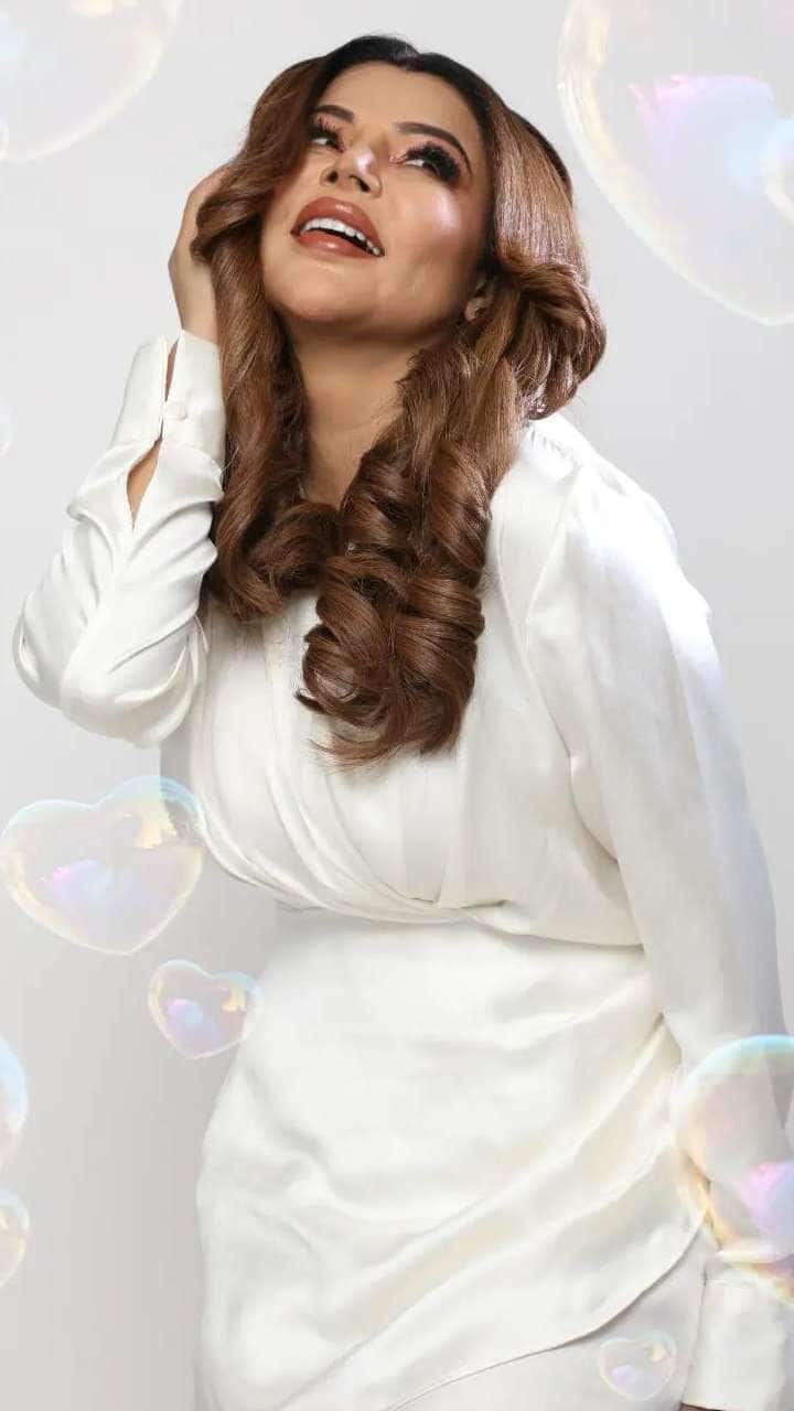 लेकिन अब पिछले काफी वक्त से राखी ने कोई आइटम सॉन्ग नहीं किया. ना ही वो किसी फिल्म और सीरियल में नजर आई. हालांकि इसके बाद भी राखी की लग्जरी लाइफ में कोई कमी नहीं आई है.