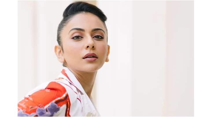 Rakul Preet Singh Latest Photos: రీసెంట్ టైమ్స్‌లో హీరోయిన్ రకుల్ ప్రీత్ సింగ్ స్టైల్ గేమ్ బాగా మారింది. ప్రతి రెండు ఈవెంట్స్ మధ్య తన స్టయిలింగ్ విషయంలో వేరియేషన్ చూపెడుతోంది. కావాలంటే ఈ ఫోటోలు చూడండి