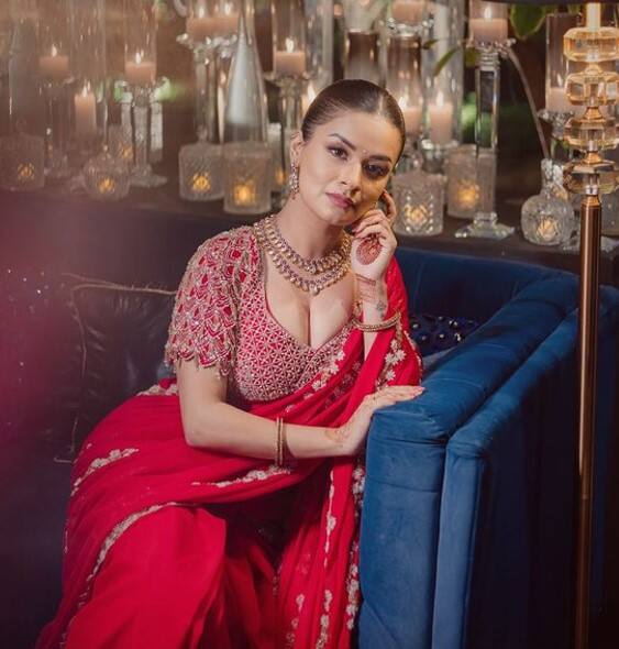 અવનીત કૌરે પોતાના હાથમાં મહેંદી પણ કરી છે. ડિપનેક બ્લાઉઝમાં અવનીત કૌર ખૂબ જ હોટ લાગી રહી છે.