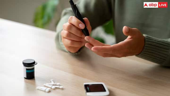 તમારા આહારમાં વધુ ફળો અને શાકભાજીનો સમાવેશ કરો. જો કે તમારા માટે એ જાણવું જરૂરી છે કે ડાયાબિટીસમાં કયા ફળ અને શાકભાજી ખાવા જોઈએ. કેટલાક ફળો ડાયાબિટીસના દર્દીના બ્લડ સુગરનું સ્તર વધારી શકે છે. તેથી, ડોકટરો ઉચ્ચ ફાઇબર અને ઓછા ગ્લાયકેમિક ઇન્ડેક્સવાળા ફળો ખાવાની ભલામણ કરે છે.