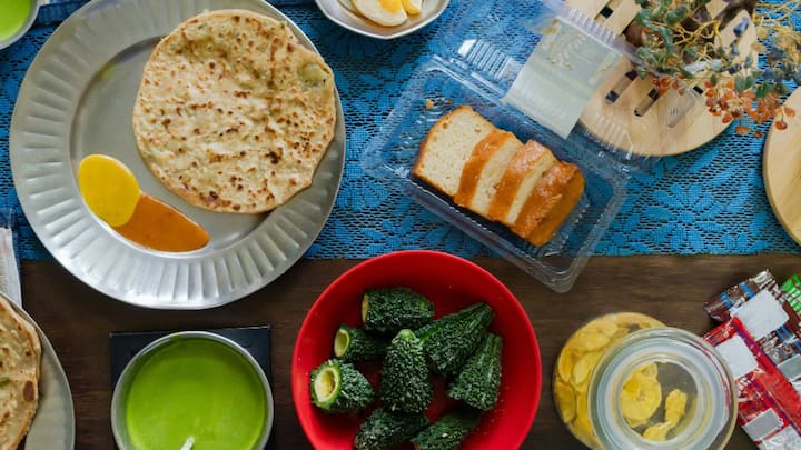 கோதுமை மாவு 2 கப் சர்க்கரைவள்ளிக் கிழங்கு -3 மிளகாய்த் தூள் - 2 டீஸ்பூன் உப்பு, எண்ணெய் ,தேவையான அளவு, கொத்தமல்லித்தழை)-கைப்பிடி அளவு