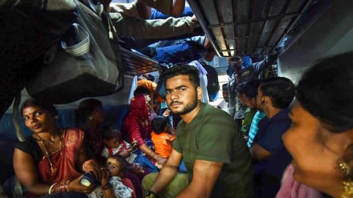 সেক্ষেত্রে এই ঘটনা ঘটলে আপনি সঙ্গে সঙ্গে টোল ফ্রি নম্বর ১৩৯ ডায়াল করে অভিযোগ জানাতে পারেন। রেলওয়ে সত্বর এই ব্যাপারে পদক্ষেপ করবে।