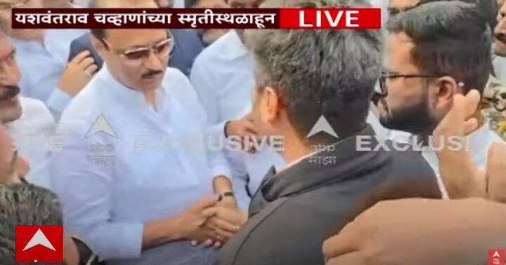 यानंतर अरे ढाण्या थोडक्यात वाचलास...माझी सभा झाली असती तर, काय झालं असतं...असं मिश्किल विधान केलं. तसेच बेस्ट ऑफ लक...म्हणत रोहित पवारांना शुभेच्छा देखील दिल्या.  (Image Credit- ABP)