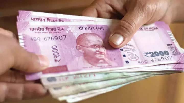 अगर आप कोई बिजनेस शुरू करना चाहते हैं या अपने बिजनेस को बढ़ाना चाहते हैं. लेकिन आपके पास पैसे नहीं है. तो उसमें भी भारत सरकार आपकी मदद करती है. भारत सरकार ने साल 2015 में इसके लिए प्रधानमंत्री मुद्रा योजना शुरू की है.