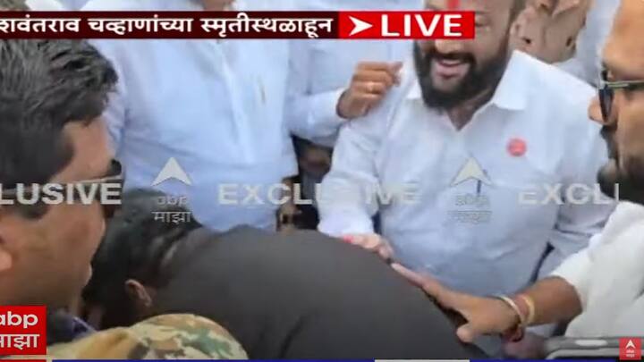 माझी सभा झाली असती, तर अडचण झाली असती..असं विधान देखील अजित पवारांनी केलं. यावर रोहित पवारांना विचारले असता नक्कीच अजित पवारांनी सभा झाली असती तर वर-खाली झालं असतं, उलटंही होऊ शकलं असतं. पण ते बारामतीमध्ये अडकून पडले होते, त्यांना माझ्या मतदारसंघात येता आलं नाही, असं रोहित पवार म्हणाले. (Image Credit- ABP)