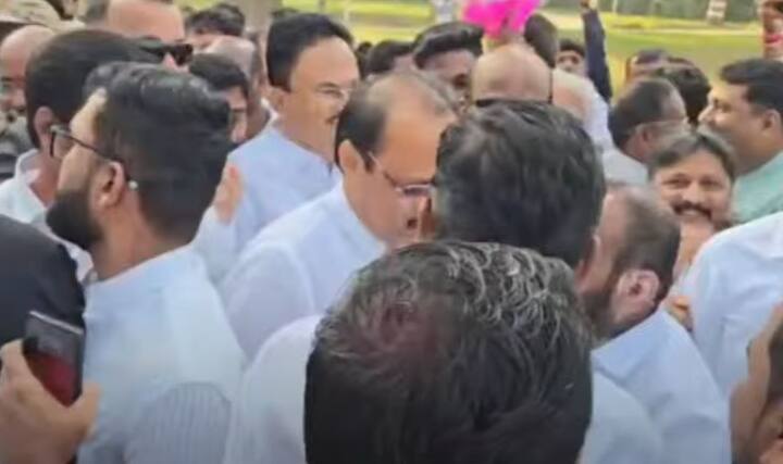 शेवटी अजित पवार मोठे नेते आहेत, निर्णय त्यांचा होता. त्यांचे आमदार देखील मोठ्या प्रमाणात निवडून आले आहे. चांगली गोष्ट आहे, मी त्यांचे अभिनंदन देखील केलं, असं रोहित पवार यांनी सांगितले.  (Image Credit- ABP)