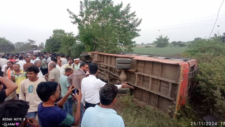 नंदूरबार जिल्ह्यातील तळोद्याहून धनपूर गावाकडे जाणाऱ्या एसटी बसचा तळोदा शहरापासून काही अंतरावर अपघात झाल्याची दु्र्दैवी घटना घडली.