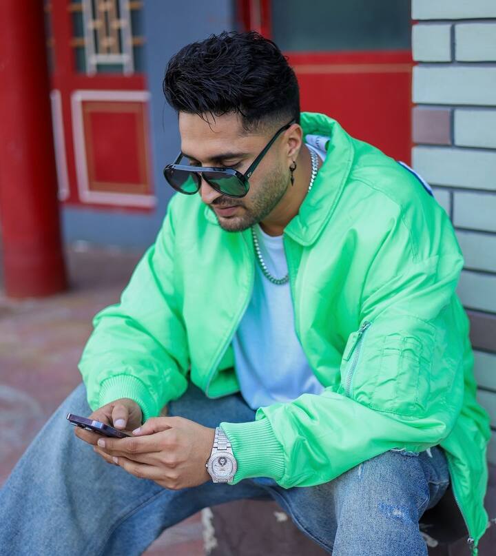 बता दें कि जस्सी ने सिंगिंग और कई पंजाबी फिल्मों में काम करने के बाद साल 2018 में फिल्म ‘हैप्पी फिर भाग जाएगी’ से बॉलीवुड में डेब्यू किया था.