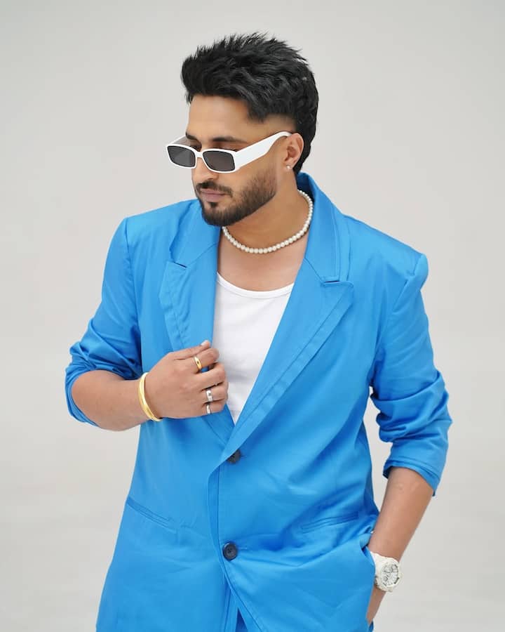 लेकिन बहुत कम लोग जानते हैं कि इस सफलता के लिए जस्सी ने दिन-रात कड़ी मेहनत की है. इंडस्ट्री में फेमस होने से पहले जस्सी विदेश में रहते थे. जहां वो लोगों की गाड़ियां चलाते थे.