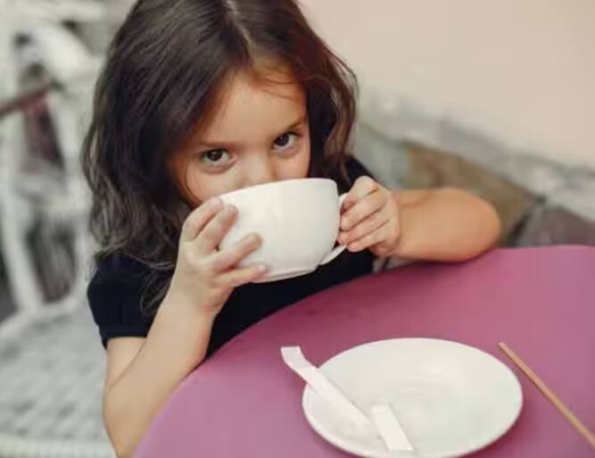 ਇਸ ਨਾਲ ਗੈਸਟ੍ਰਿਕ ਐਸੀਡਿਟੀ, ਹਾਈਪਰ ਐਸਿਡਿਟੀ ਅਤੇ ਐਂਠਨ ਵਰਗੀਆਂ ਸਮੱਸਿਆਵਾਂ ਵੀ ਹੋ ਸਕਦੀਆਂ ਹਨ। ਇਸ ਕਾਰਨ ਬੱਚਿਆਂ ਦੀ ਨੀਂਦ ਵੀ ਖਰਾਬ ਹੋ ਜਾਂਦੀ ਹੈ। ਜਦੋਂ ਉਸਦੀ ਨੀਂਦ ਪ੍ਰਭਾਵਿਤ ਹੁੰਦੀ ਹੈ, ਤਾਂ ਉਸਦੇ ਸਰੀਰ ਦੇ ਵਿਕਾਸ ਵਿੱਚ ਵੀ ਰੁਕਾਵਟ ਆ ਸਕਦੀ ਹੈ।