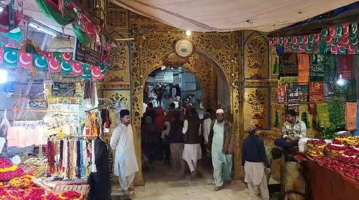 आपल्या नेत्याला अर्थात मुख्यमंत्री एकनाथ शिंदे यांची पुन्हा महाराष्ट्राच्या मुख्यामंत्री पदी वर्णी लागावी म्हणून राजस्थान येथील अजमेर च्या दर्गा शरीफवर शिंदेंच्या समर्थकांकडून चादर चढवण्यात आली आहे.