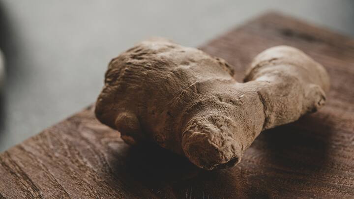 आले कच्चे चावून खाऊ शकता, जे जास्त तळलेले आणि मसालेदार पदार्थ खातात त्यांच्यासाठी हे खूप महत्वाचे आहे. आल्याच्या चवीमुळे जीभेला खूप त्रास होतो, म्हणून लोकांना अशा प्रकारे खाणे आवडत नाही, ही पद्धत कोलेस्ट्रॉल कमी करण्यासाठी खूप प्रभावी आहे.