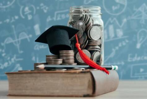 બે પ્રકારની એજ્યુકેશન લોન છે - સિક્યોર્ડ અને અનસિક્યોર્ડ.  સિક્યોર્ડ લોનમાં અમુક પ્રકારની સંપત્તિ બેંક પાસે ગીરવે મુકવી પડે છે. આવી લોનમાં વ્યાજ દર ઓછો હોય છે. અનસિક્યોર્ડ લોનમાં, કોઈ સંપત્તિ ગિરવે રાખવાની જરૂર નથી. પરંતુ, આમાં વ્યાજ દર વધારે છે. આ ઉપરાંત લોન લેવા માટેની શરતો પણ કડક છે.