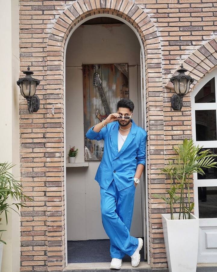 दरअसल हम बात कर रहे हैं पंजाबी इंडस्ट्री के फेमस सिंगर जस्सी गिल की. जो अब इंडस्ट्री में बतौर एक्टर भी खुद को स्थापित कर चुके हैं. आज जस्सी के फैन सिर्फ देश ही नहीं विदेश में भी मौजूद हैं.