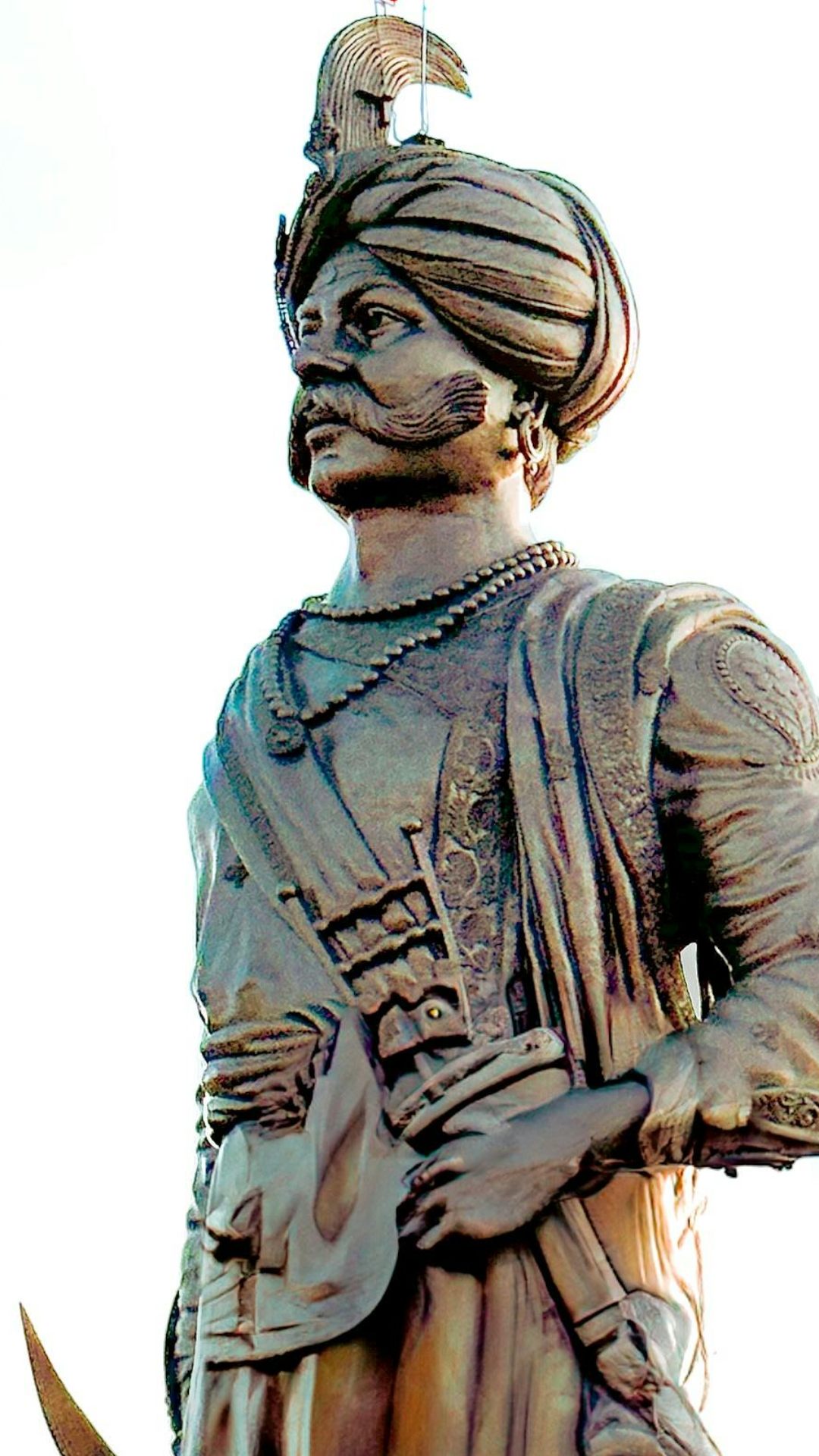 मौलाना तारिक जमील के अनुसार वह पृथ्वीराज राज चौहान के वंशज हैं.