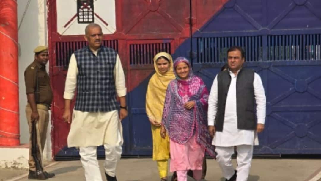 Sisamau MLA Naseem Solanki met Irfan Solanki in Maharajganj jail ann महराजगंज जेल में नसीम सोलंकी ने की इरफान सोलंकी से मुलाकात, दोनों नेताओं के बीच क्या हुई बात?