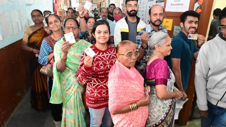 काँग्रेस नेत्यांनीही पत्रकार परिषद घेऊन हा निकाला अविश्वसनीय आणि अनपेक्षित असल्याचं म्हटंल. तसेच, ईव्हीएमबाबत अभ्यास करुन भाष्य करू, असेही त्यांनी म्हटलं.