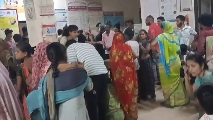 बसचालकाने खड्डे वाचवण्याचा नादात बसवरील नियंत्रण गमावले आणि बसचा अपघात झाला. अपघातानंतर स्थानिकांनी तत्काळ घटनास्थळी धाव घेत मदत व बचावकार्य सुरू केल्याचं पाहायला मिळालं