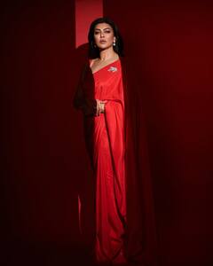 रेड साड़ी में सुष्मिता सेन ने दिखाई दिलकश अदाएं, पतली कमरिया पर लट्टू हुए फैंस, बोले - ‘मिस चांदनी से खूबसूरत कोई नहीं’