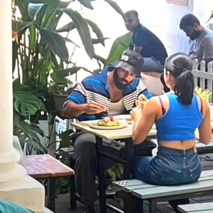 விஜய் தேவரகொண்டா என்ன தான் படங்களில் நடிப்பதில் பிசியாக இருந்தாலும்... ராஷ்மிகா செல்லும் இடமெல்லாம் இவரும் கூடவே செல்வதாக நெட்டிசன்கள் கூறி வருகிறார்கள். நேஷ்னல் கிரஷ் ஆச்சே? இப்படிலாம் போய் தான் ஆகும் இது தான்... பல ரசிகர்களின் மயின்ட் வாய்ஸ்.