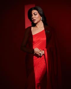 रेड साड़ी में सुष्मिता सेन ने दिखाई दिलकश अदाएं, पतली कमरिया पर लट्टू हुए फैंस, बोले - ‘मिस चांदनी से खूबसूरत कोई नहीं’