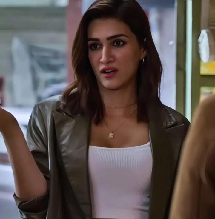 दोन जुळ्या बहिणींच्या गुंतागुंतीच्या नातेसंबंधात कृतीचा डबल रोल चांगलाच गाजला.