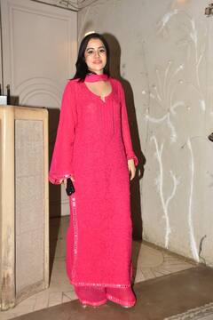 अतरंगी कपड़े छोड़ पिंक चिकनकारी सूट में नजर आईं Uorfi Javed, यूजर्स बोले - ‘ अरे ये नॉर्मल कपड़े भी पहनती हैं’