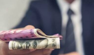 જીવનમાં લોકોને ઘણીવાર કોઈને કોઈ કારણસર પૈસાની જરૂર પડે છે. જો અચાનક પૈસાની જરૂર પડે તો મોટાભાગના લોકો પાસે તે હોતા નથી. આવી સ્થિતિમાં તમે પર્સનલ લોન માટે પણ અરજી કરો છો પરંતુ તમારી લોનની અરજી રિજેક્ટ થઈ જાય છે. આ માટે તમારે કેટલીક ખાસ બાબતોને ધ્યાનમાં રાખવાની જરૂર છે જેથી કરીને તમે શ્રેષ્ઠ વિકલ્પ પસંદ કરી શકો અને કોઈપણ સમસ્યા વિના સમયસર પર્સનલ લોન લઈ શકો. આજે અમે તમને પર્સનલ લોન સાથે જોડાયેલી કેટલીક મહત્વની બાબતો વિશે જણાવીશું.