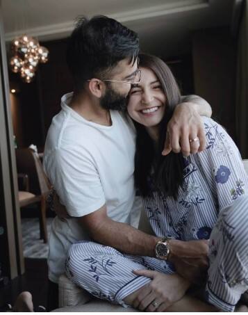 ਵਿਰਾਟ ਕੋਹਲੀ ਛੱਡ ਸਕਦੇ ਹਨ ਭਾਰਤ ਦਰਅਸਲ, ਦੱਸ ਦੇਈਏ ਕਿ ਵਿਰਾਟ ਕੋਹਲੀ ਪਿਛਲੇ ਕੁਝ ਸਮੇਂ ਤੋਂ ਲੰਡਨ ਵਿੱਚ ਰਹਿ ਰਹੇ ਹਨ। ਜਿਸ ਤੋਂ ਬਾਅਦ ਅਟਕਲਾਂ ਲਗਾਈਆਂ ਜਾ ਰਹੀਆਂ ਹਨ ਕਿ ਹੁਣ ਉਹ ਭਾਰਤ 'ਚ ਰਹਿੰਦੇ ਹੋਏ ਨਜ਼ਰ ਨਹੀਂ ਆਉਣਗੇ। ਜਿਸ ਦਾ ਜਵਾਬ ਪਾਕਿਸਤਾਨ ਦੇ ਮਹਾਨ ਗੇਂਦਬਾਜ਼ ਵਸੀਮ ਅਕਰਮ ਨੇ ਕੁਮੈਂਟਰੀ 'ਚ ਦਿੱਤਾ ਹੈ। ਅਕਰਮ ਨੇ ਕੁਮੈਂਟਰੀ ਦੌਰਾਨ ਪੁੱਛਿਆ ਕਿ ਵਿਰਾਟ ਕੋਹਲੀ ਨੇ ਲੰਡਨ 'ਚ ਰਹਿਣ ਦਾ ਫੈਸਲਾ ਕਿਉਂ ਕੀਤਾ। ਉਨ੍ਹਾਂ ਕਿਹਾ ਕਿ ਵਿਰਾਟ ਨੂੰ ਲੰਡਨ 'ਚ ਘੁੰਮਣ ਦੀ ਆਜ਼ਾਦੀ ਹੈ ਅਤੇ ਉਹ ਉੱਥੇ ਆਸਾਨੀ ਨਾਲ ਘੁੰਮ ਸਕਦੇ ਹਨ। ਇਸ ਲਈ ਵਿਰਾਟ ਨੇ ਭਾਰਤ ਦੀ ਬਜਾਏ ਲੰਡਨ 'ਚ ਰਹਿਣਾ ਸ਼ੁਰੂ ਕਰ ਦਿੱਤਾ ਹੈ। ਵਿਰਾਟ ਹੀ ਨਹੀਂ ਉਨ੍ਹਾਂ ਦਾ ਪੂਰਾ ਪਰਿਵਾਰ ਲੰਡਨ 'ਚ ਰਹਿੰਦਾ ਹੈ।