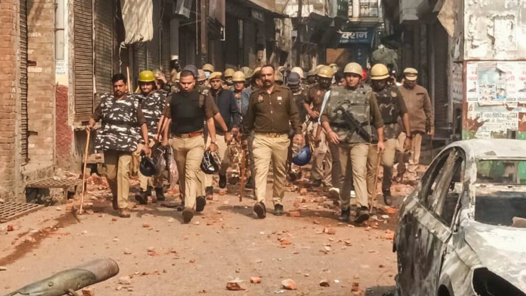 संभल हिंसा: 3 युवकों की मौत, स्कूल और इंटरनेट बंद, चप्पे-चप्पे पर पुलिस, जानें अबतक क्या-क्या हुआ Sambhal Violence Masjid Survey Dispute Internet Suspended School Closed Check Latest Update संभल हिंसा: 3 युवकों की मौत, स्कूल और इंटरनेट बंद, चप्पे-चप्पे पर पुलिस, जानें अबतक क्या-क्या हुआ