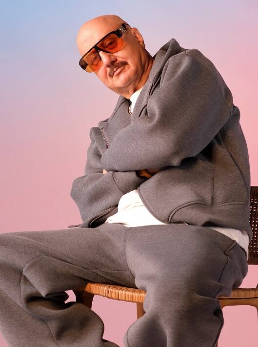 ये एक्टर कोई और नहीं अनुपम खेर हैं. उन्होंने अपने 40 साल के करियर में एक से बढ़कर एक फिल्में की हैं और अपनी दमदार अदाकारी का लोहा भी मनवाया है. हालांकि एक समय उनके पास खाने के लिए पैसे तक नहीं होते थे और उन्हें रेलवे प्लेटफॉर्म पर सोना तक पड़ा था.