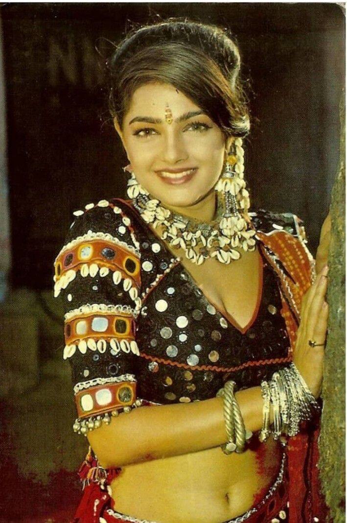Let us tell you that Mamta Kulkarni was a famous actress of the 90s. Who had worked in films like 'Krantiveer', 'Karan Arjun' and 'China Gate'.