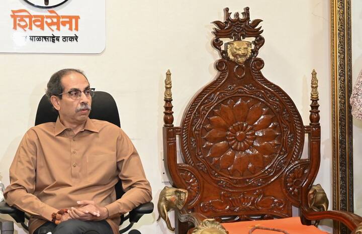 वहीं अब पार्टी प्रमुख उद्धव ठाकरे ने विधानसभा चुनाव में मुंबई स्थित अपने आवास पर आयोजित बैठक में पार्टी के निराशाजनक प्रदर्शन की समीक्षा की. इसके अलावा उन्होंने पार्टी की हार के बाद कुछ हारे हुए प्रत्याशियों के साथ बातचीत की. इस दौरान उन्होंने ईवीएम को लेकर सवाल उठाए.