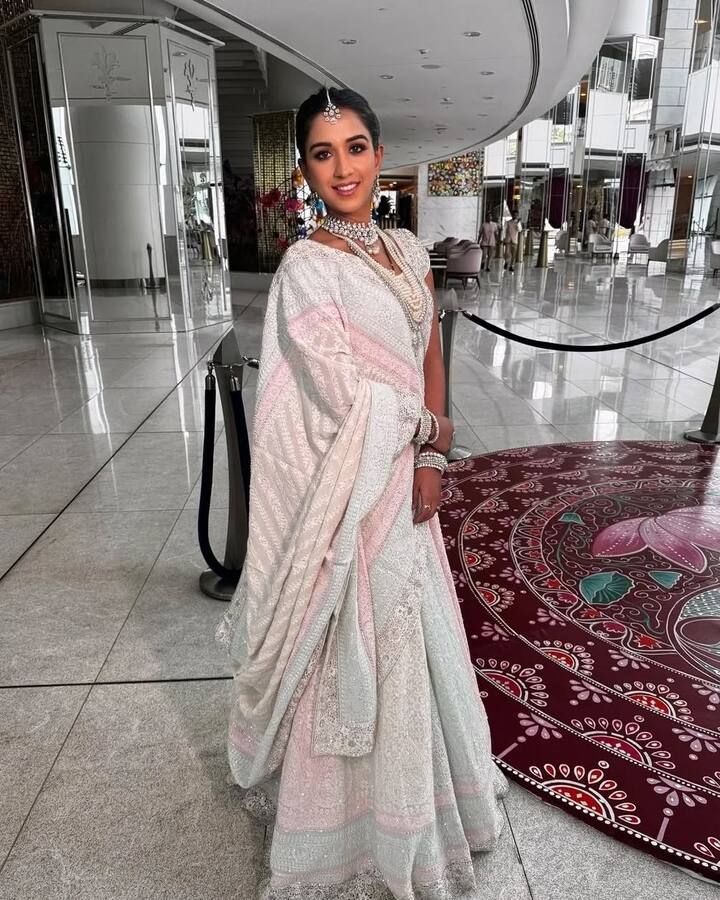 लाइट पिंक और ब्लू लहंगे में राधिका बहुत ही प्यारी लग रही हैं. उन्होंने अपने लुक को पर्ल नेकपीस और मांग टीका से कंप्लीट किया. राधिका बहुत ही प्यारी लग रही हैं.
