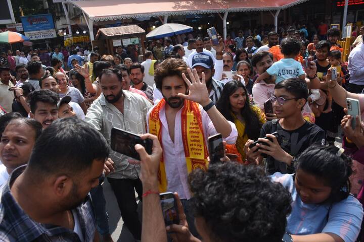 इस दौरान मंदिर के बाहर मौजूद फैंस की भीड़ में एक्टर संग तस्वीर लेने की हो़ड नजर आई.