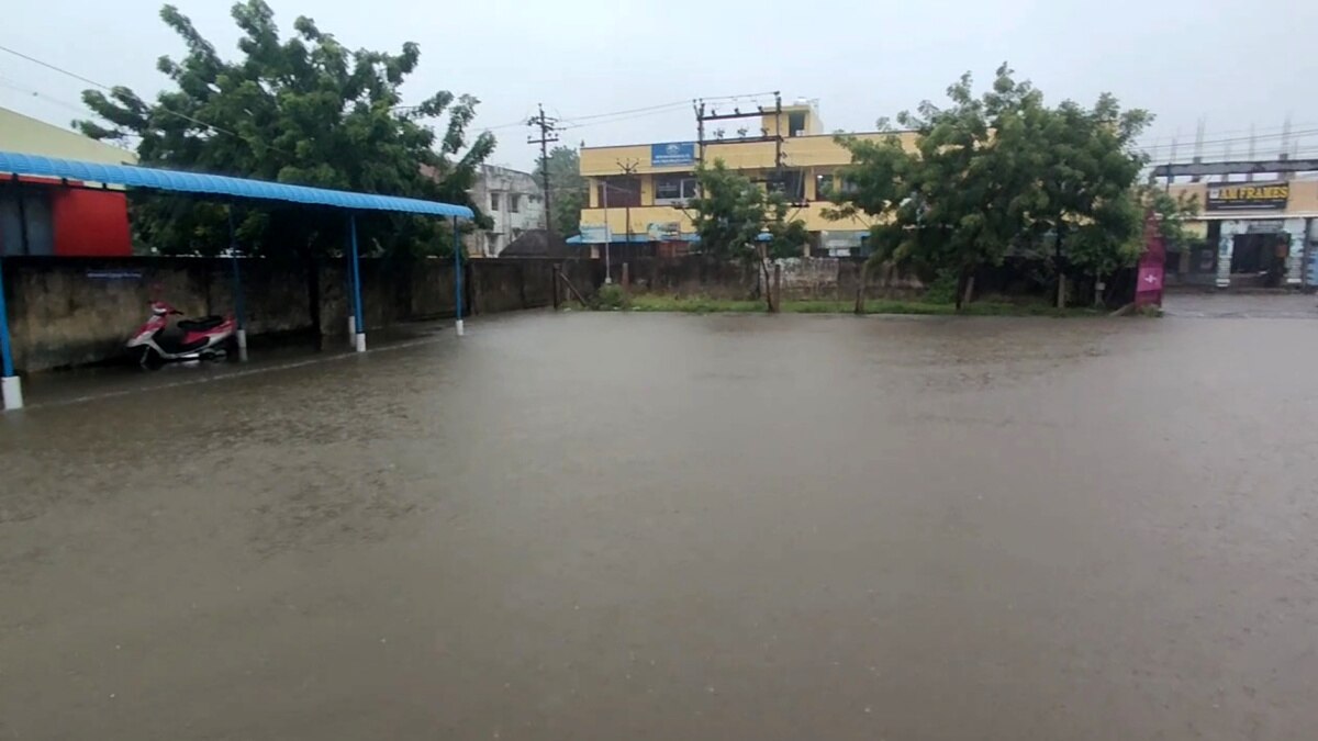 அரசு மருத்துவமனையை சூழ்ந்த மழைநீர் - அவதியடையும் நோயாளிகள்