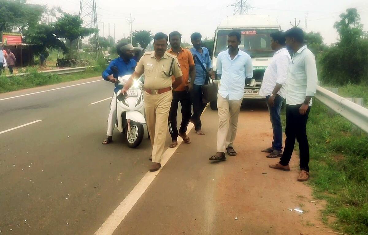 செம்பட்டி அருகே லாரி மோதியதில் 3 பேர் உயிரிழந்த சோகம்