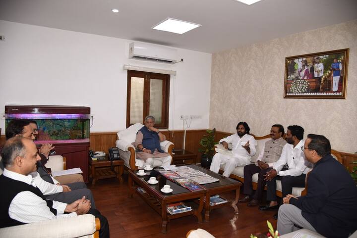 మహాత్మా గాంధీ జాతీయ ఉపాధి హామీ హామీ పథకం (MGNREGS)లో భాగంగా చేస్తున్న సీసీ రోడ్లు, డ్రైయిన్ల నిర్మాణం, మహిళా స్వయం సహాయక సంఘాల భవనాల నిర్మాణాలు, అంగన్వాడీ, వ్యవసాయ ఉత్పత్తుల గిడ్డంగులకు సంబంధించి అంచనా వ్యయం నిధులను పెంచాలని కేంద్రాన్ని ఏపీ డిప్యూటీ సీఎం పవన్ కళ్యాణ్ కోరారు.