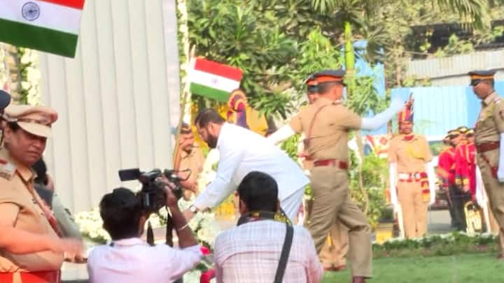 मुख्यमंत्री, उपमुख्यमंत्र्यांनी शहिदांच्या स्मृती स्मारकास पुष्पचक्र अर्पण करून अभिवादन केलं.