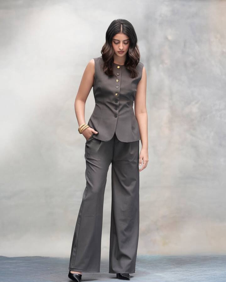 A golden snake chain bracelet added a luxe touch to her formal look.