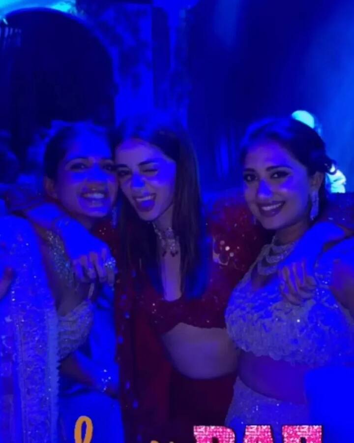 उनके लुक की फोटोज खूब वायरल हो रही हैं. उन्होंने साड़ी और लहंगा दोनों ही आउटफिट शादी के फंक्शन में कैरी दिए थे. जिसमें वो बहुत प्यारी लग रही थीं.