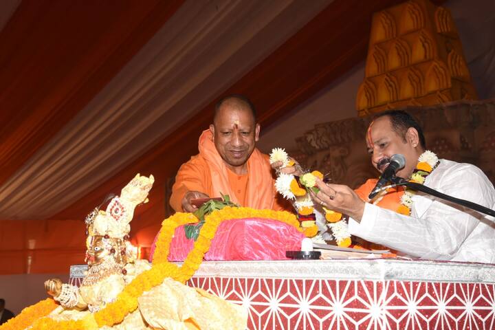 डुमरी में कथावाचक प्रदीप मिश्रा द्वारा शिवमहापुराण कथा सुनाई जा रही हैं.