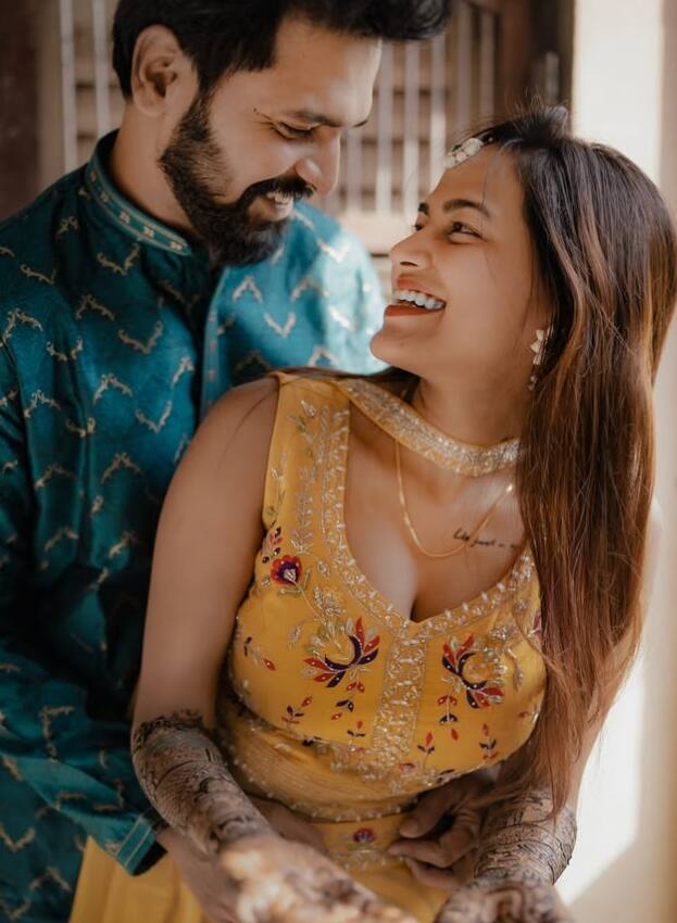 सोनाली आणि अभिषेकच्या या गोड फोटोंना अनेकांनी लाईक्सही केलं आहे.