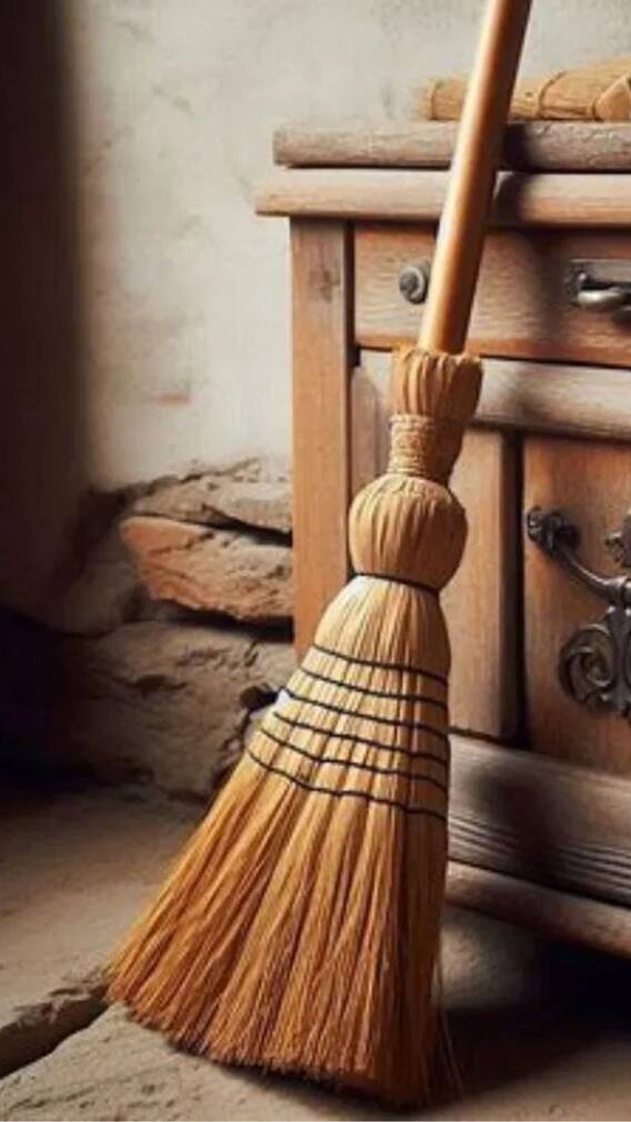 ਘਰ ‘ਚ ਝਾੜੂ ਰੱਖਣ ਤੋਂ ਪਹਿਲਾਂ ਜਾਣ ਲਓ ਆਹ ਗੱਲਾਂ, ਨਹੀਂ ਤਾਂ ਬਣ ਸਕਦਾ ਕੰਗਾਲੀ ਦਾ ਕਾਰਨ
