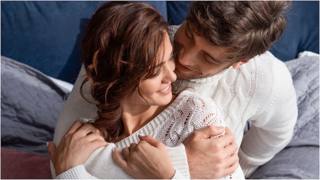 Tips for Maintaining Intimate Health During Winter How Physical and Mental Health Impact Physical Intimacy Physical Intimacy Health : లైంగిక ఆరోగ్యంపై చలికాలం ప్రభావం.. తీసుకోవాల్సిన జాగ్రత్తలివే