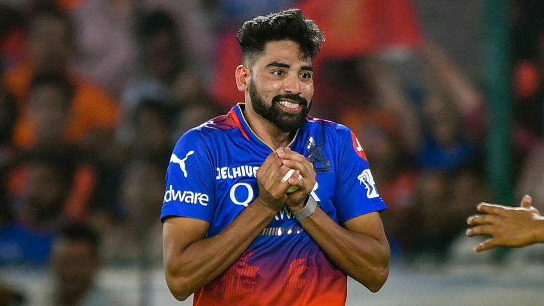 Mohammed Siraj share emotional video and note for RCB after picking for Gujarat Titans in IPL 2025 Mega Auction Watch RCB का साथ छूटने से भावुक हुए मोहम्मद सिराज, इमोशनल पोस्ट शेयर कर लिखा खास मैसेज 