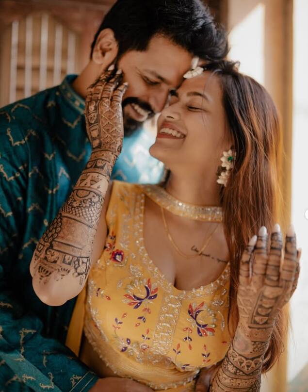 सोनाली आणि अभिषेकने त्यांच्या मेहेंदीचे फोटो सोशल मीडियावर शेअर केले आहेत.