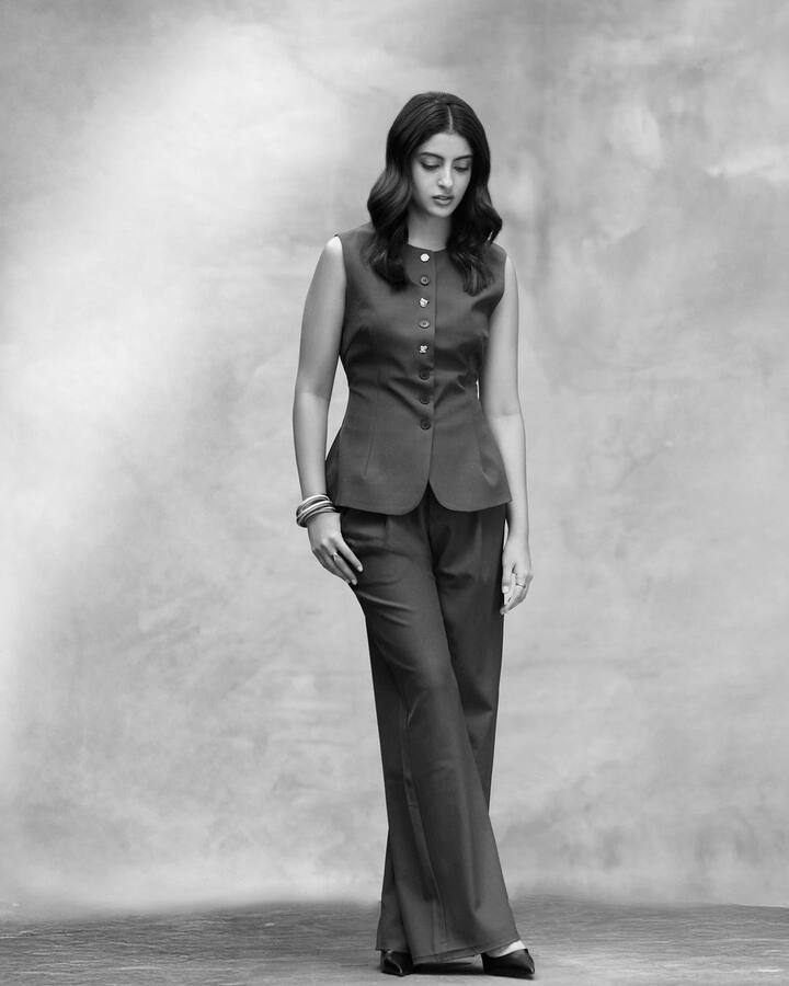 She paired it with wide-leg gray pants, striking the ideal balance and adding a touch of comfort.