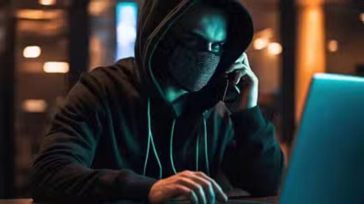 अब सवाल है कि डिजिटल अरेस्ट से कैसे बचा जा सकता है? दरअसल इससे बचने के लिए अपना और अपने डेटा की सेफ्टी का ध्यान रखें. (फोटो क्रेडिट- सोशल मीडिया)